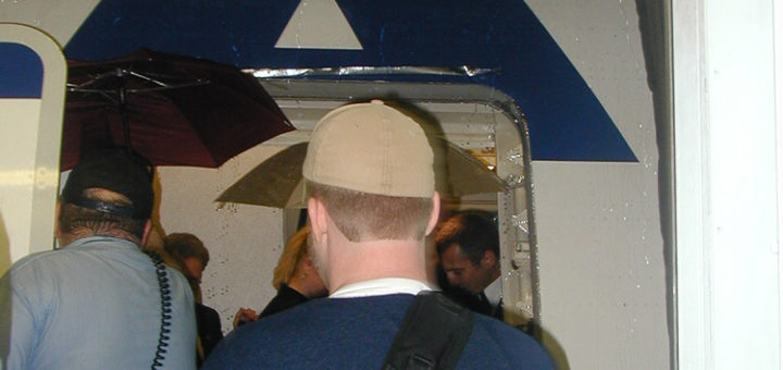 Undichter Zugang zum Flieger - dann muss man halt einen Schirm darüber halten...