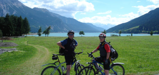 Kristin und Tjark vor dem Reschensee