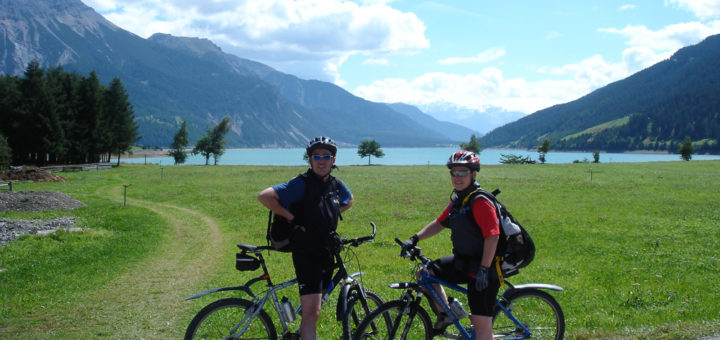 Kristin und Tjark vor dem Reschensee