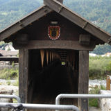 Holzbrücke über die Etsch in Algund