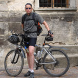 Tjark vor der Kirche