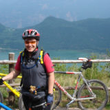 Kristin mit dem Kalterer See im Hinter- und Bärnd im Vordergrund