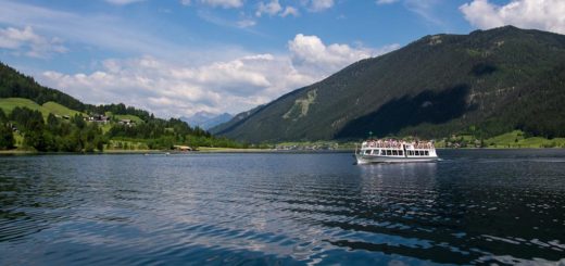 Das Schiff auf dem Weg vom Ronacherfels zum Paterzipf.
